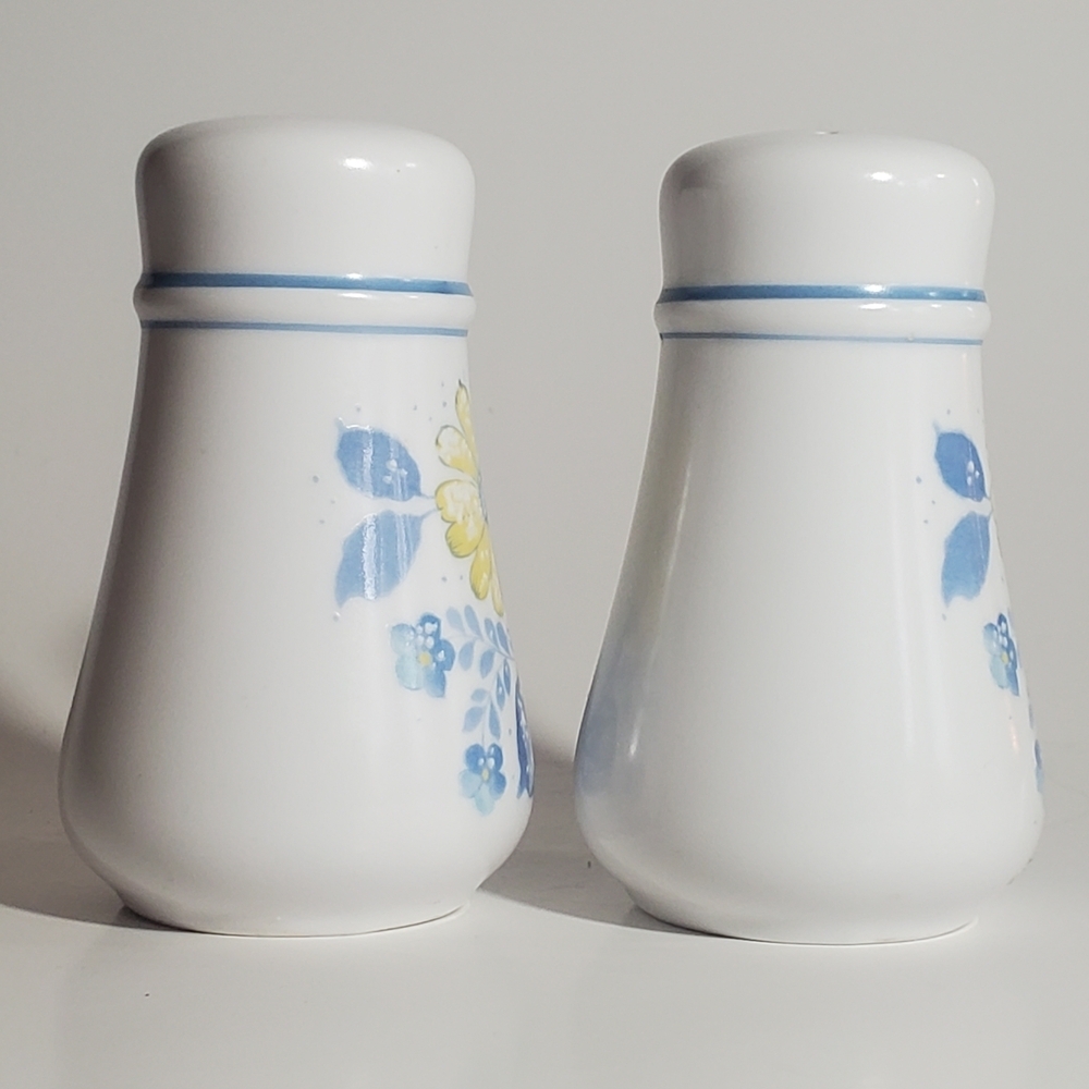 NORITAKE Vintage Salt & Pepper Set from the Good Times Collection Floral Pattern - Picture 3 of 10